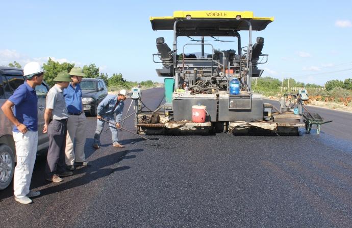 Hối hả thi công trên công trường mở rộng QL1 qua Ninh Thuận